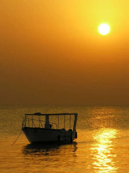 Boat at sunrise — Stock Photo, Image