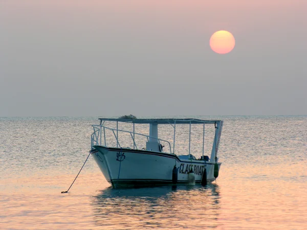 Човен на сході сонця — стокове фото