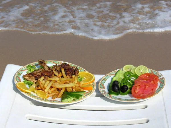 Eten op het strand — Stockfoto