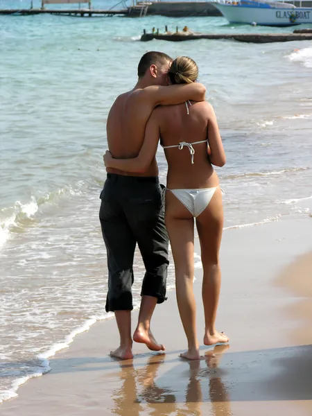 Derrière couple à pied sur la plage — Photo