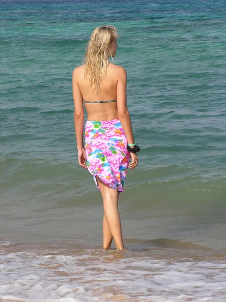 Plajda sarışın kızın arkasında — Stok fotoğraf
