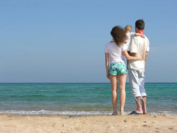Atrás da família com menino na praia — Fotografia de Stock