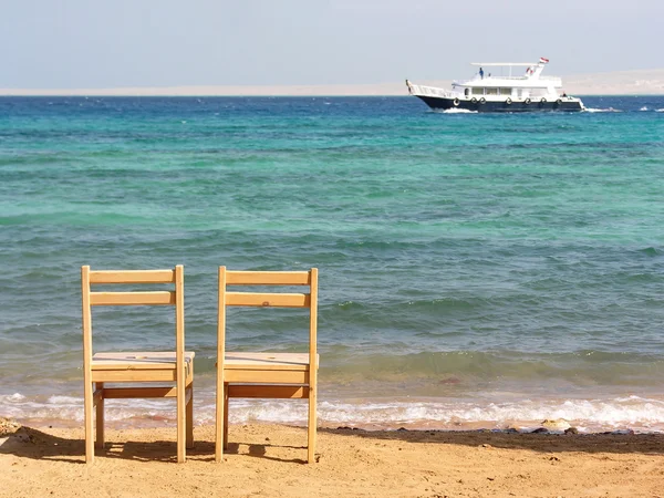 Dvě židle a loď — Stock fotografie