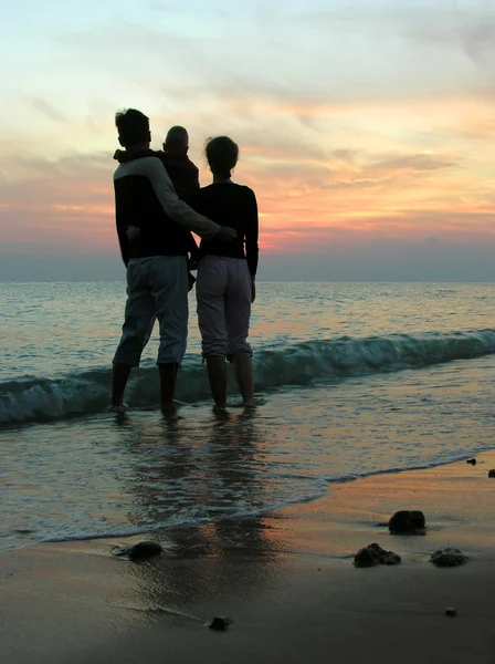 Rodina. moře. východ slunce. — Stock fotografie