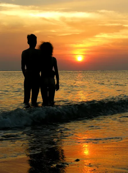 情侣在海滩上。日出. — 图库照片