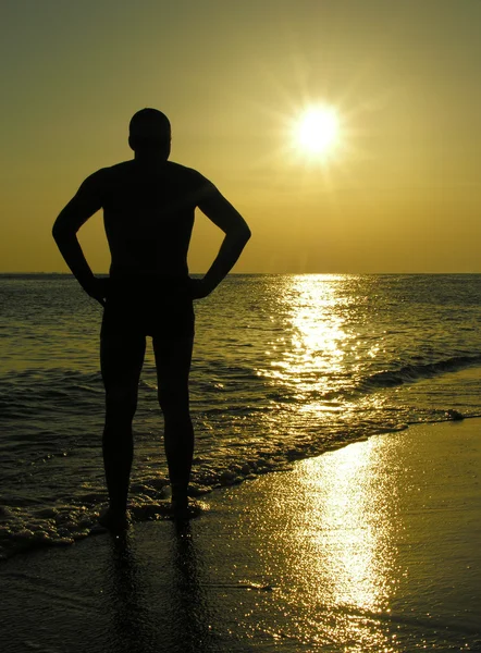 Silhouette homme au lever du soleil — Photo