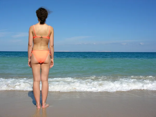 Atrás mulher na praia — Fotografia de Stock
