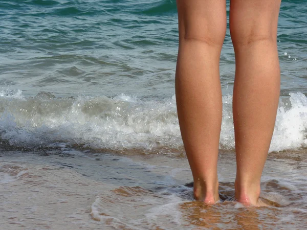 Beine am Strand — Stockfoto