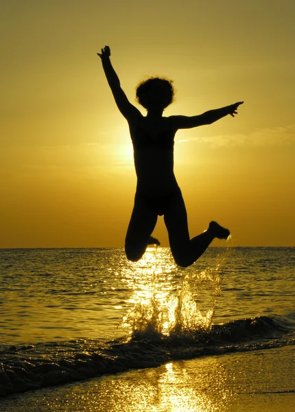 Kvinnan vid soluppgången hoppa — Stockfoto