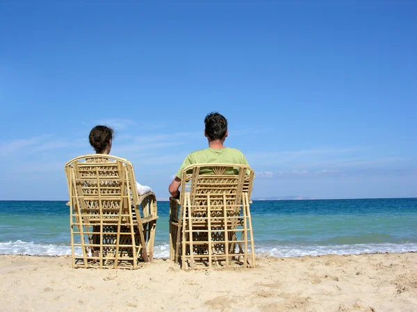 Detrás de sentarse pareja en la playa 2 — Foto de Stock