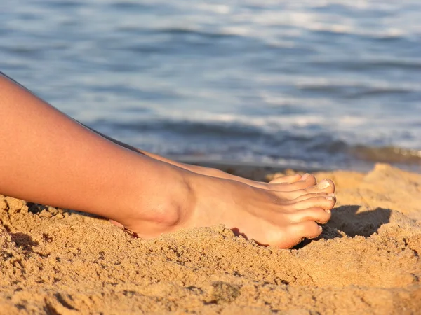 Blå armbandτα πόδια στην παραλία — Φωτογραφία Αρχείου