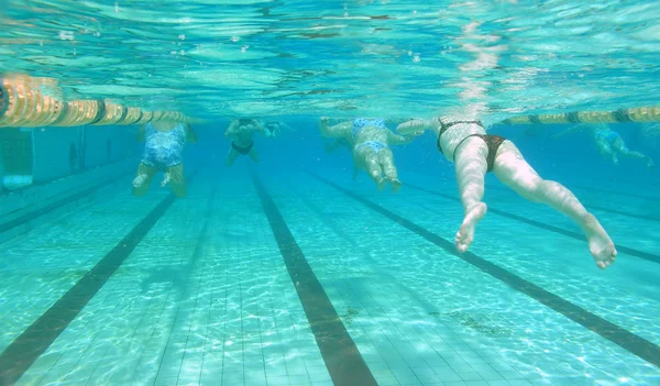 En la piscina bajo el agua — Foto de Stock