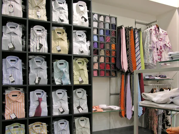 Skjortor i butik — Stockfoto