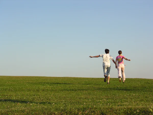 Correr pareja verde hierba —  Fotos de Stock