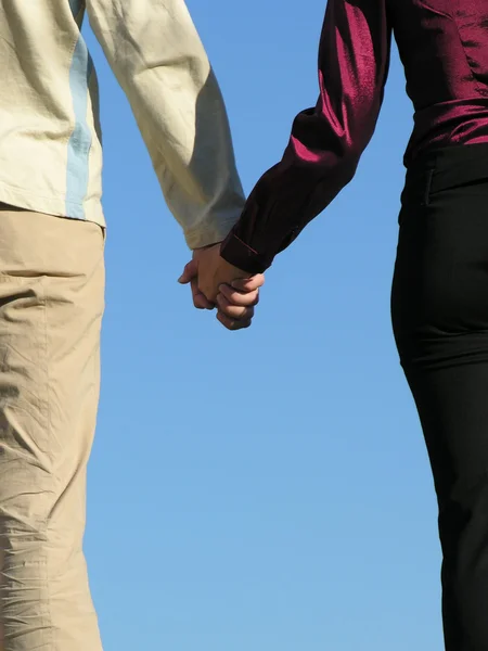 Muž & žena drží za ruce — Stock fotografie