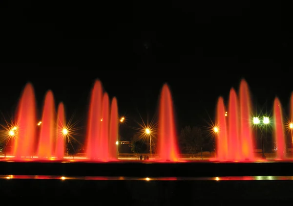 赤い夜の噴水 — ストック写真