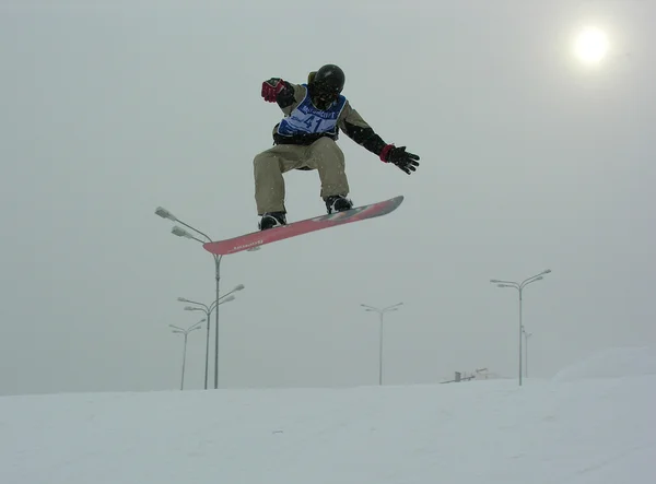 Snowboarder Salto e sol — Fotografia de Stock