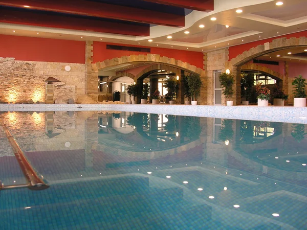 Schwimmbad im Fitnessstudio — Stockfoto