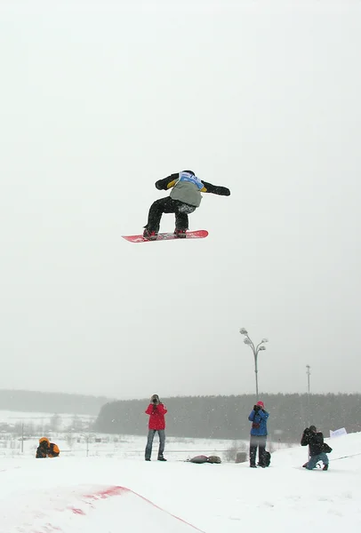 Skákání snowboardista a fotografy — Stock fotografie