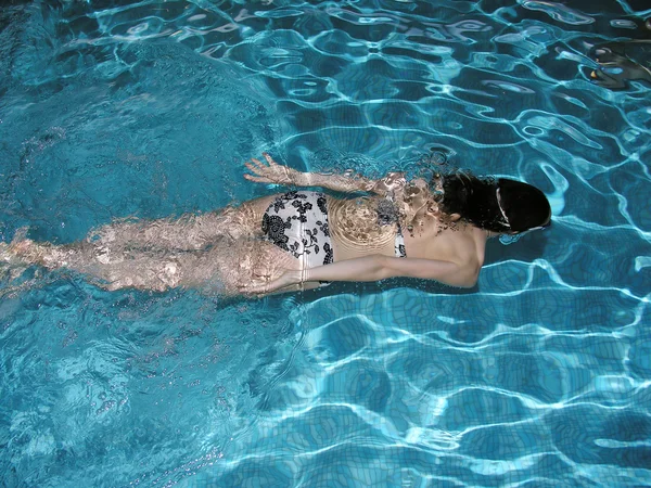 Flicka under vattnet i poolen — Stockfoto