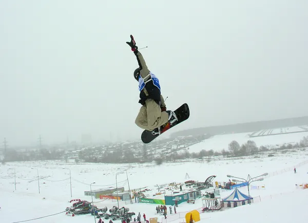 Snowborder ジャンプ — ストック写真