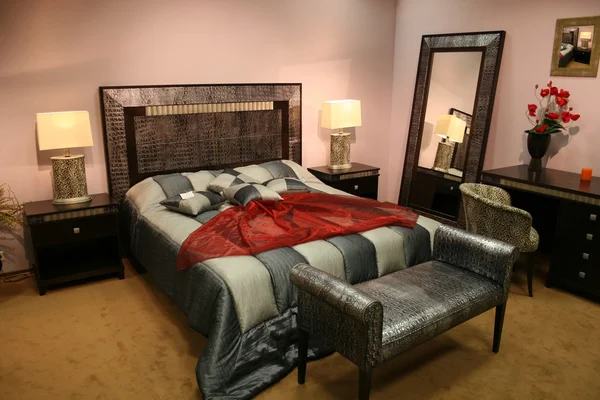 Спальня с кожаным декором — стоковое фото