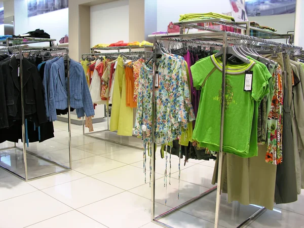 Abbigliamento in negozio — Foto Stock