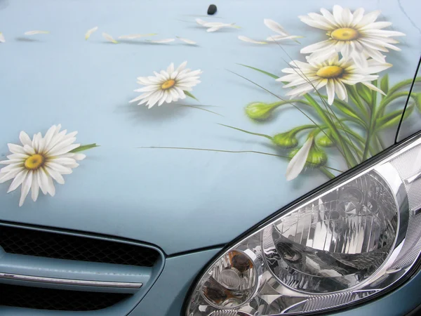 Samochód z rysować kwiaty — Zdjęcie stockowe