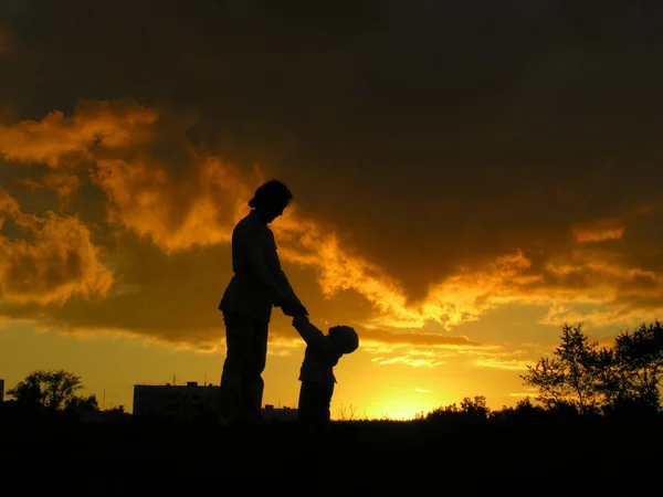 Anne ile bebeği günbatımı — Stok fotoğraf
