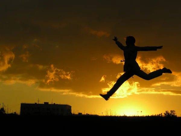 Прыжок девушка закат — стоковое фото