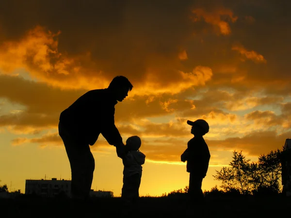 Baba ile çocuklar günbatımı — Stok fotoğraf