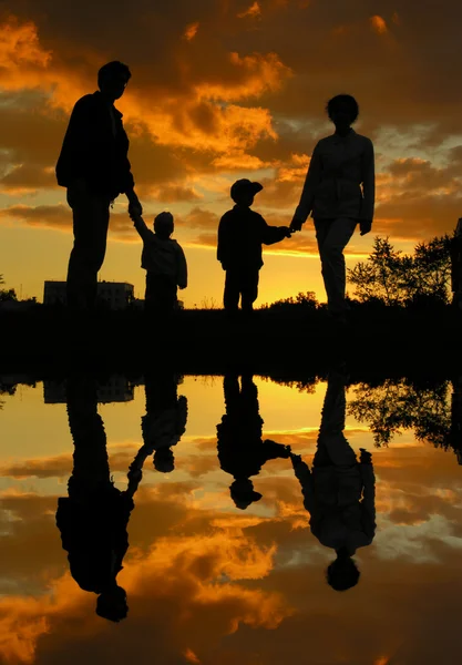 Family of four sunset 2 and water — Stock Photo, Image