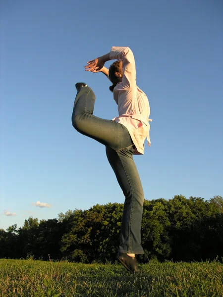Mädchen springt auf Wiese — Stockfoto