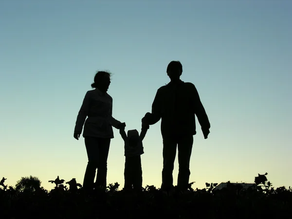 家庭与孩子日落 — 图库照片
