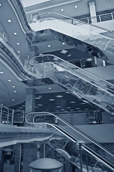 Κυλιόμενες σκάλες στο κατάστημα — Φωτογραφία Αρχείου