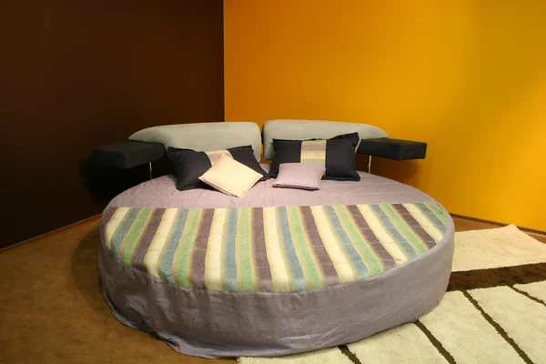 Kahverengi sarı modern yatak odası — Stok fotoğraf
