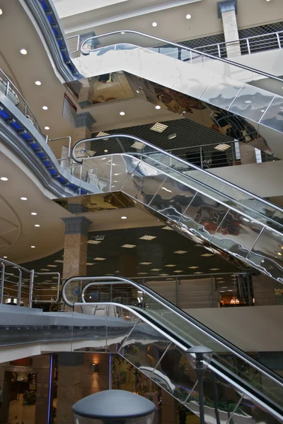 Escada rolante na loja — Fotografia de Stock