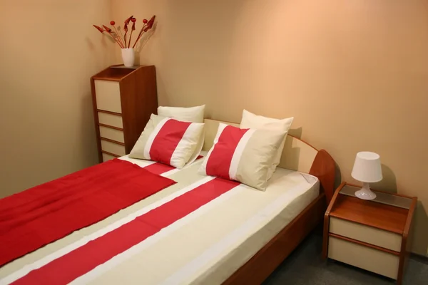 Kırmızı beyaz yatak — Stok fotoğraf