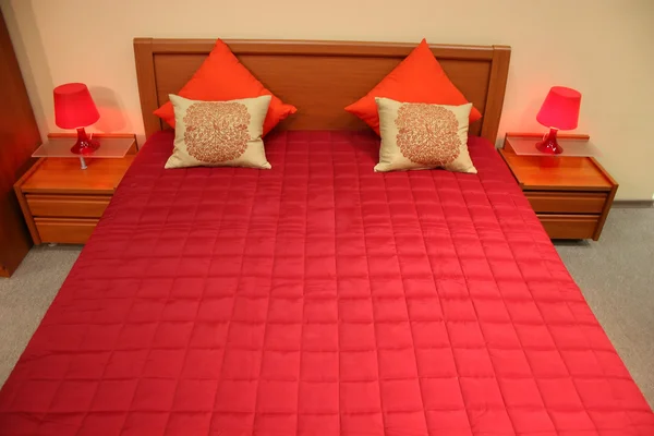 Красная кровать — стоковое фото