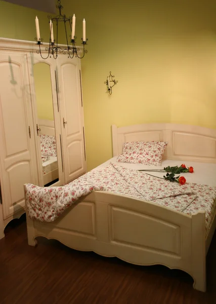Cream bedroom with roses — Stock Photo, Image