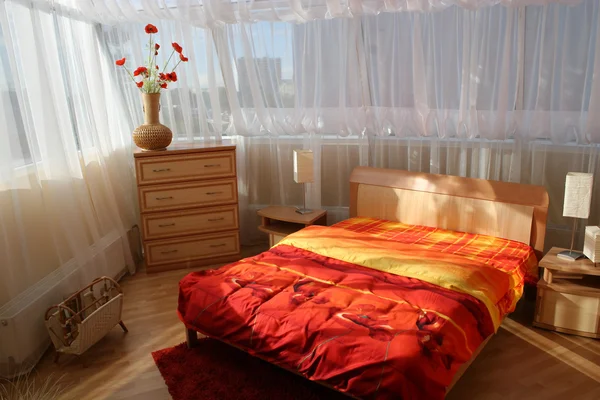 Спальня с большим окном — стоковое фото