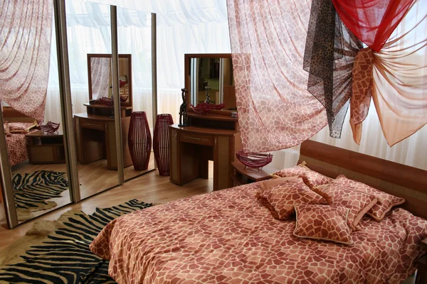 Спальня с большим окном — стоковое фото