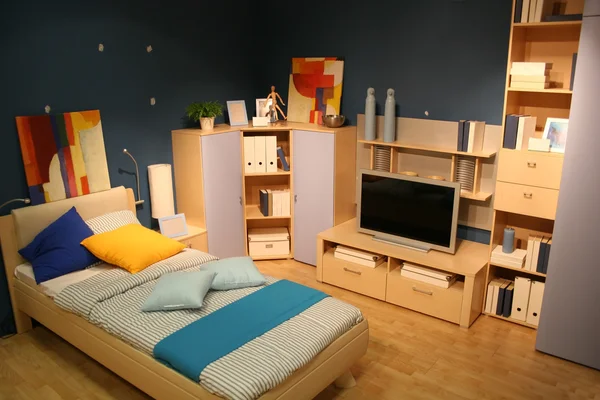Sovrum med tv — Stockfoto