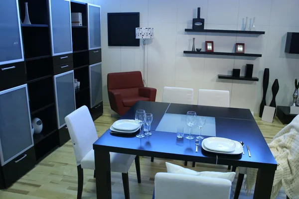 Yemek masası ile modern oda — Stok fotoğraf
