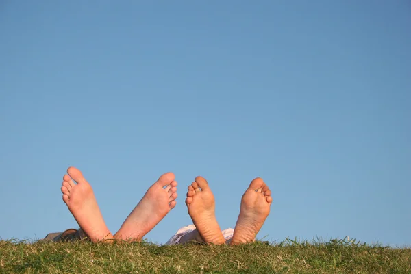 Couple legs on grass — Stock Photo, Image
