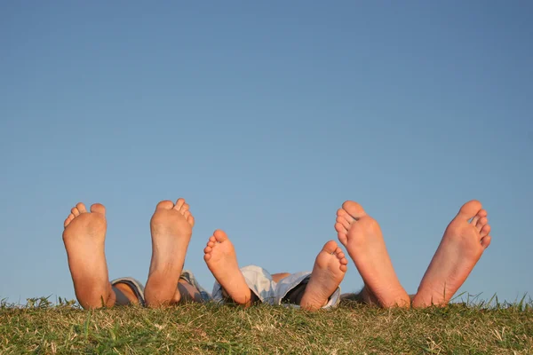 Семейные ноги на траве — стоковое фото