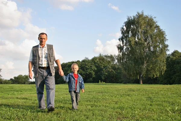 Nagyapa és a walking fiú — Stock Fotó