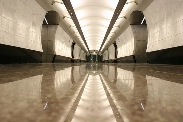 Пустой этаж станции метро — стоковое фото
