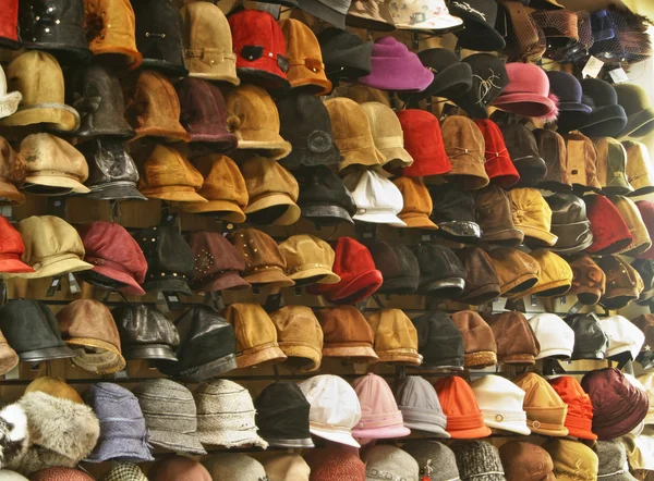 Шляпы в магазине — стоковое фото