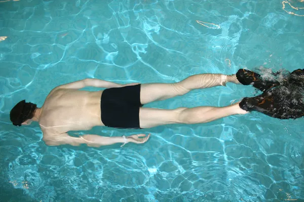 Dykning mannen i pool — Stockfoto